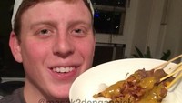 Nick adalah pria berkebangsaan Australia. Beberapa tahun belakangan ia tampaknya sangat jatuh cinta pada Indonesia. Terbukti lewat postingan instagramnya. Ini momen saat Nick masak sate padang. Foto: instagram @masak2dengannick