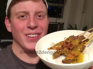 Bule Australia yang Suka Bikin Sate Padang hingga Momen Makan Raphael Maitimo