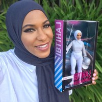 Barbie berhijab buatannya itu memiliki bentuk yang persis dengan Ibtihaj Muhammad. Barbie itu memang mewakili Ibtihaj yang dinilai inspiratif dan contoh yang baik untuk anak-anak. Foto: Twitter Ibtihaj Muhammad