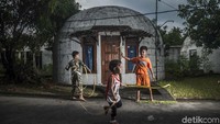 Rumah dibangun dengan bentuk bulat seperti kubah untuk menahan gempa, api dan angin. Pembangunan satu rumah kubah menghabiskan $ 4000 dolar. Dok.Detikcom.