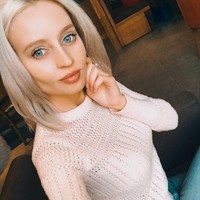 Wanita asal Novosibirsk, Rusia ini memiliki tampilan layaknya seperti Barbie, dengan struktur wajah yang tampak mungil dan bentuk mata indah. Foto: Instagram @pink_huink