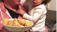 Bukan hanya doyan makan makanan Indonesia, Nick juga jago masak lho. Sepiring bakso goreng yang baru saja matang, ia santap bersama anaknya, Zoe. Foto: instagram @masak2dengannick