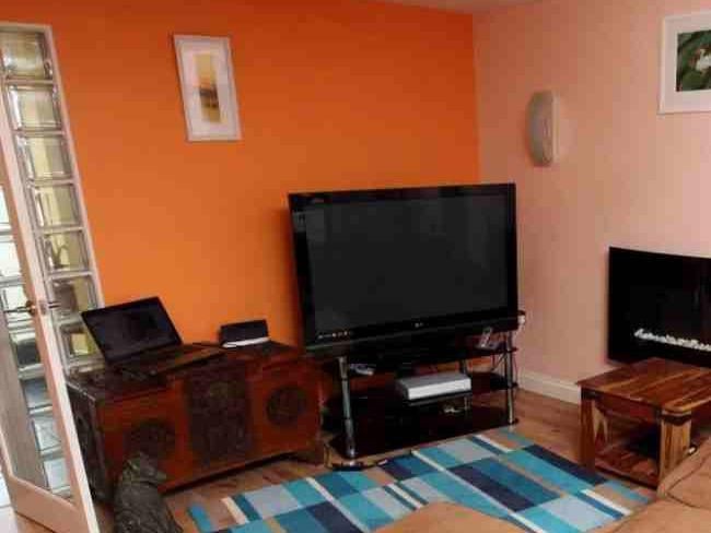 Bunker memiliki ruang tamu, 2 kamar mandi dan 3 kamar tidur. Seperti ini penampakan ruang tamu dan keluarga yang cukup luas. Foto: Dok. Elite Readers/ SWNS.com