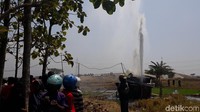 Semburan air bercampur lumpur dan pasir itu berada di 100 meter selatan ruas tol Ngawi-Mantingan yang belum selesai pembangunannya. Tepatnya di KM 563+600 Desa Sidolaju, Kecamatan Widodaren.