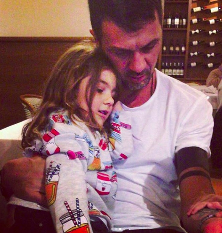 Kebapakan Banget! Saat Paolo Maldini Main Bareng Anak-anak