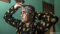 Giyardi membanderol blangkon buatannya dari RP 9.000, hingga Rp 1.000.000.