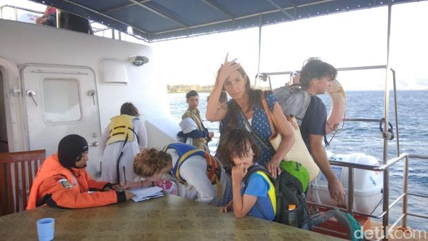 Penampakan 1.000 Turis Dievakuasi dari Gili Trawangan dan Meno