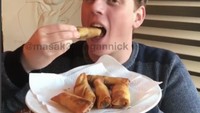 Meskipun tinggal di Sidney, Nick ternyata fasih berbahasa Indonesia. Mumpung ada sisa kulit lumpia n meises jd bikin piscokkkkk... tulisnya dalam captions. Foto: instagram @masak2dengannick