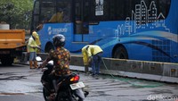Pekerjaan tersebut sebagai perawatan dan juga untuk mempercantik beton jalur busway.