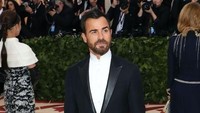  Mantan suami Jennifer Aniston ini hanya makan dari jam 7 pagi hingga jam 7 malam. Ia tak akan makan diluar jam itu. Foto: Istimewa