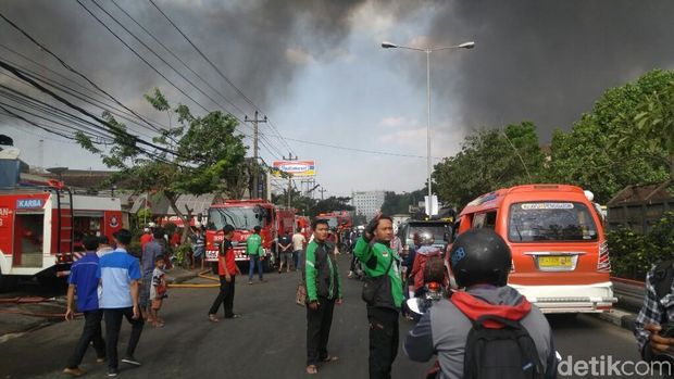 Saat Driver Ojol Ramai-ramai Bantu Buka Jalan untuk Damkar ke TKP