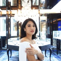 Turut menyempurnakan gaya ibu dua anak itu, tentunya perhiasan berlian yang dikurasi secara eksklusif olehnya. Kolaborasi tersebut melahirkan koleksi bertajuk Sahabat Dian. Aksesori yang jadi andalan Dian kala itu antara lain cincin, kalung, dan anting. (Foto: Daniel Ngantung/Wolipop)