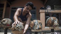 Tahap akhir blangkon disikat dan dijemur panas matahari.