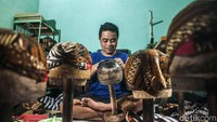 Blangkon menjadi salah satu oleh-oleh favorit bagi wisatawan yang berkunjung ke Yogyakarta. Tak sedikit pula pengrajin yang menggantungkan hidupnya dari penutup kepala tradisional ini.