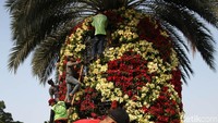 Sejumlah bunga berwarna merah dan putih dikumpulkan.