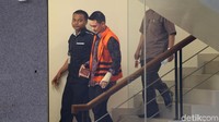 Zumi Zola keluar ruang pemeriksaan di gedung KPK, Senin (6/8/2018).