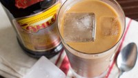 Buat sensasi yang lebih berani, tambahkan sedikiy Kahlua pada es kopi susu. Harum dan bikin mata melek. Foto: Pinterest