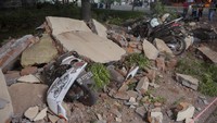Sejumlah warga melihat reruntuhan bangunan akibat gempa yang menimpa kendaraan di salah satu pusat perbelanjaan di Denpasar, Bali, Minggu (5/8). ANTARA FOTO/Nyoman Budhiana.