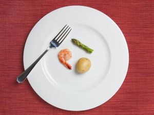 Piring Berukuran Kecil Tak Jamin Kurangi Asupan Makan Saat Berdiet
