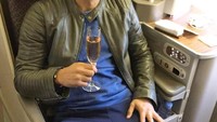 Di waktu luangnya, Raphael lebih memilih traveling sambil menikmati champagne di dalam pesawat. Foto: Instagram @raphaelmaitimo