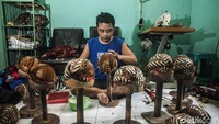 Sudah sejak lama Giyardi menjadi perajin blangkon. Sebagai salah satu aksesoris tradisional khas Yogyakarta dan sekitarnya, blangkon tak hanya digunakan sebagai penutup kepala tetapi juga sebagai simbol status bagi masyarakat pemakainya.
