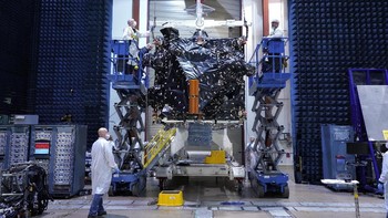 Tahun 2017 lalu, peluncuran satelit Telkom 3S menghabiskan ongkos USD 215 juta. Nah, satelit Merah Putih lebih murah, di kisaran USD 166 juta atau sekitar Rp 2,4 triliun. Kenapa bisa lebih murah faktor utamanya adalah karena kecanggihan roket SpaceX yang dapat digunakan kembali sehingga wajar saja kalau biaya peluncuran bisa ditekan. Foto: SSL