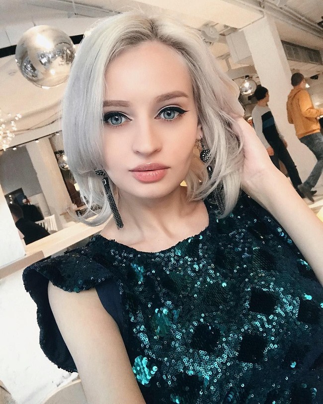 Mata biru Julia memang alami. Ia pun mengklaim kalau dirinya juga tidak terlalu bermain dengan riasan wajah. Semua berjalan alami. Foto: Instagram @pink_huink