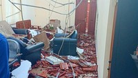 Akibat gempa ini, aktivitas pengadilan menjadi terganggu.