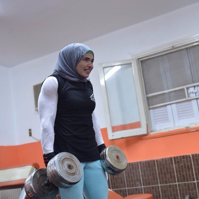 Jawabannya bisa ditemukan pada sosok Khloud Essam. Ia menjadi wanita Mesir pertama yang menjadi body builder berhijab. Ia pun viral di Mesir karena penampilannya yang unik. Foto: Instagram Khloud Essam