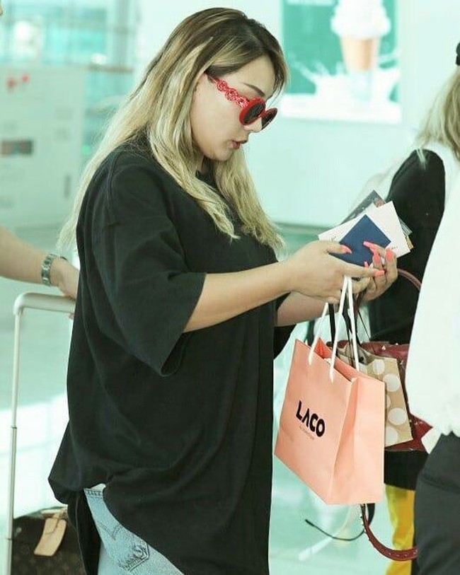 Fans mengungkapkan kekhawatirannya lewat media sosial. CL diminta menjaga kesehatannya dan jangan terlalu stres. Mereka pun berspekulasi bahwa perlakuan YG Entertainment yang membuatnya stres hingga jadi menggemuk. Foto: Instagram/@leechaelincl91
