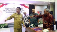 Tjahjo tampak meninjau beberapa lokasi termasuk lokasi pendaftaran. Setelahnya, dia menuju ke ruang transit atau ruang VVIP bagi para paslon sebelum mendaftar.