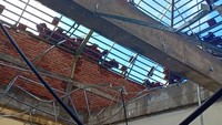 Atap gedung kini tinggal kerangkanya saja.