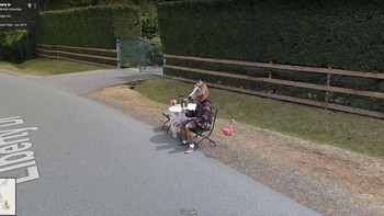 Kuda berbadan manusia sedang makan pisang di pinggir jalan. Foto: Google Street View via CNET