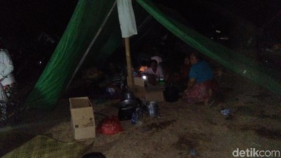 Foto: Gelap Selimuti Pengungsi Gempa Lombok yang Butuh Bantuan