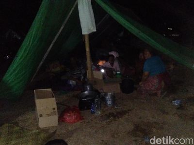 Foto: Gelap Selimuti Pengungsi Gempa Lombok yang Butuh Bantuan