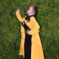 Gaya CL pada Maret 2018 dengan coat kuning mustard dan gaun hitam. Ia tampil dengan makeup andalannya yakni eyeliner tebal dan lipstik merah. Foto: Instagram/@chaelincl