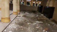 Tampak atap gedung runtuh berserakan di lantai masjid.
