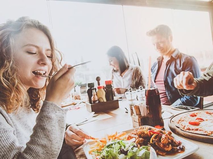 7 Manfaat Sehat Kalau Kamu Makan Malam Sebelum Pukul 19.00