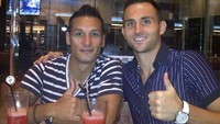 Meski sudah berusia 34 tahun, Raphael tetap tampil awet muda. Ia juga lebih memilih jus semangka dibandingkan kopi. Foto: Instagram @raphaelmaitimo