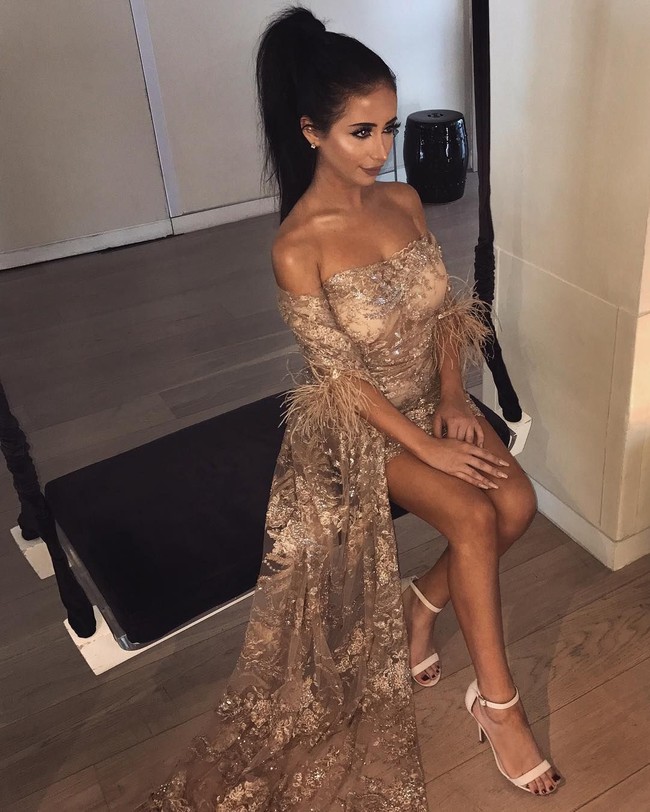 Video yang menayangkan aksi Amber membuat versi murah gaun Kendall Jenner ini sudah ditonton lebih dari tiga juta kali. Dalam video tersebut Amber menunjukkan bagaimana membuat gaun serupa milik Kendall yang harganya mencapai US$ 13.500, dengan hanya bermodalkan membeli kain di toko bahan. Foto: Instagram, YouTube Amber Scholl