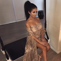 Video yang menayangkan aksi Amber membuat versi murah gaun Kendall Jenner ini sudah ditonton lebih dari tiga juta kali. Dalam video tersebut Amber menunjukkan bagaimana membuat gaun serupa milik Kendall yang harganya mencapai US$ 13.500, dengan hanya bermodalkan membeli kain di toko bahan. Foto: Instagram, YouTube Amber Scholl