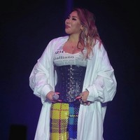 Penampilan CL baru-baru ini saat konser di Singapura. Ia mengenakan jaket oversized yang dipadu atasan tanpa lengan dan korset. Foto: Instagram/@leechaelincl91