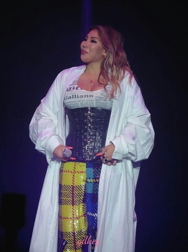 Penampilan CL baru-baru ini saat konser di Singapura. Ia mengenakan jaket oversized yang dipadu atasan tanpa lengan dan korset. Foto: Instagram/@leechaelincl91