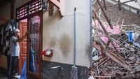 Seorang laki-laki melihat rumahnya yang sebagian temboknya roboh pascagempa bumi di Dusun Lendang Bajur, Kecamatan Gunungsari, Lombok Barat, NTB, Senin (6/8). ANTARA FOTO/Ahmad Subaidi.