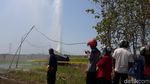 Warga-Bupati Ramai-ramai Lihat Heboh Semburan Air Lumpur 30 Meter