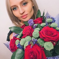 Julia mengaku kalau ia tidak melakukan operasi plastik pada wajahnya. Wanita berambut pirang tersebut juga tidak menggunakan lensa kontak dalam kesehariannya. Foto: Instagram @pink_huink