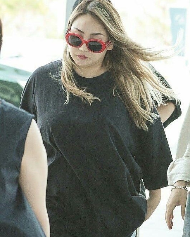 Penampilan terbaru CL di bandara Incheon, Korea Selatan, baru-baru ini membuat netizen dan fans terkejut. Mengenakan oversized T-shirt dan ripped jeans, tubuh mantan personel 2NE1 ini terlihat lebih berisi. Foto: Instagram/@leechaelincl91