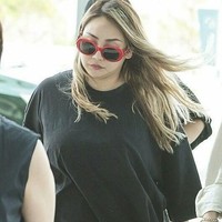 Penampilan terbaru CL di bandara Incheon, Korea Selatan, baru-baru ini membuat netizen dan fans terkejut. Mengenakan oversized T-shirt dan ripped jeans, tubuh mantan personel 2NE1 ini terlihat lebih berisi. Foto: Instagram/@leechaelincl91