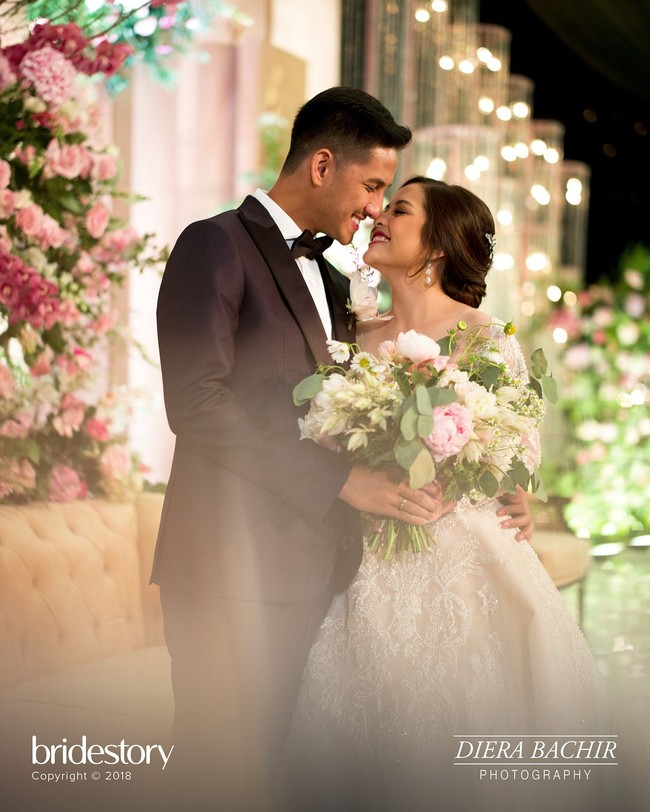 Tasya Kamila tampil bak putri ketika melangsungkan resepsi pernikahan dengan Randi Bachtiar. Tasya tampil anggun berbalut gaun pengantin A-line berhias bordir, dengan detail renda. Foto: Instagram
