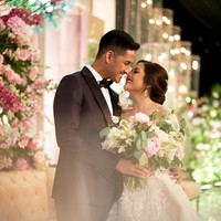 Tasya Kamila tampil bak putri ketika melangsungkan resepsi pernikahan dengan Randi Bachtiar. Tasya tampil anggun berbalut gaun pengantin A-line berhias bordir, dengan detail renda. Foto: Instagram